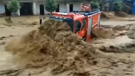 广东韶关一消防车执勤时突遇洪水被冲走目前车辆安全无人员受伤 - YouTube