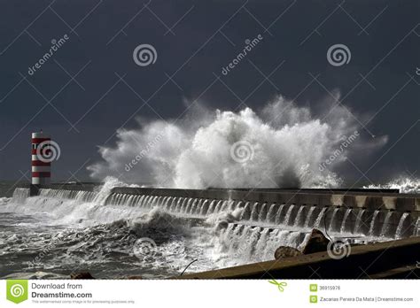风雨如磐的波浪 库存照片. 图片 包括有 岩石, 登陆场, 海洋, 波尔图, 灯塔, 飓风, 飞溅, 海运 - 36915976