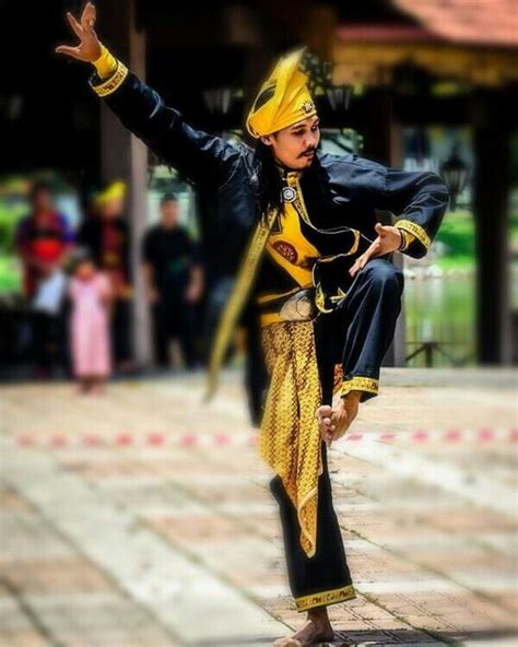 Silat. | Traditional outfits, Malay warrior, Malaysian clothes