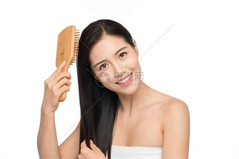 美女用梳子梳头发高清图片下载-正版图片501385259-摄图网