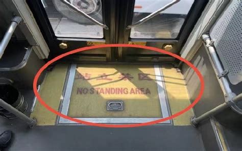 重庆地铁回应地铁行驶途中车厢外迸出火花：设备故障，已维修-度小视