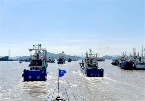 8月6日，舟山渔船扬帆开捕。 中新社发 朱艺锋摄