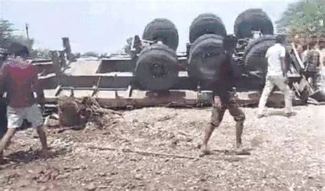 Maharashtra Truck Accident: Container enters hotel in Maharashtra ...