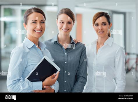 Group of Smiling Business Women 的图像结果