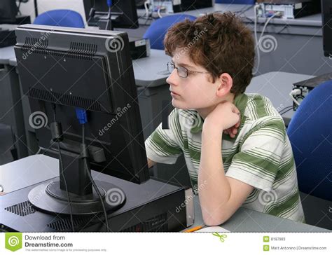 儿童玩电脑素材-儿童玩电脑图片-儿童玩电脑素材图片下载-觅知网