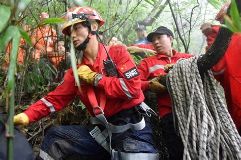 泸州叙永一村民上山采笋不慎坠崖 近百人参与搜救