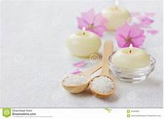 immagini candele e fiori spa composition with sea salt bath in wooden spoon pink immagini candele e fiori spa composition with sea salt bath in wooden spoon pink