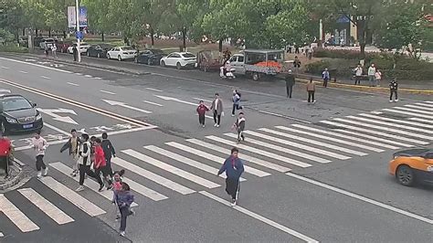 谁之过？您认为在本起事故中，责任应当如何认定？ _小轿车_沈某_人行横道