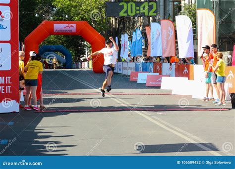 Runner Crossing Finish Line 的图像结果