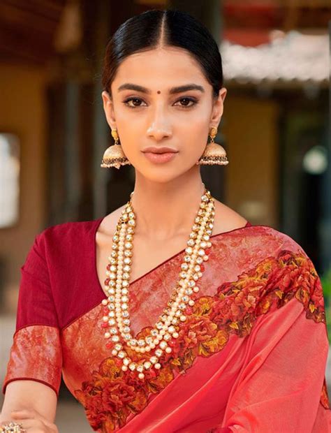 अपने ब्लाउज़ के गले के डिजाइन के अनुसार चुनिये अपना नेकलेस - DusBus