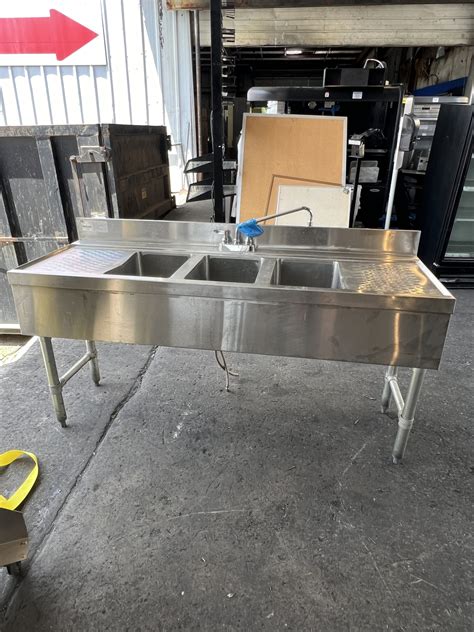 ADVANCE TABCO CRB-53C THREE COMPARTMENT BAR SINK WITH TWO 12" DRAIN ...