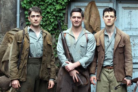 A testa alta: il cast celebra i carabinieri-eroi di Fiesole ...