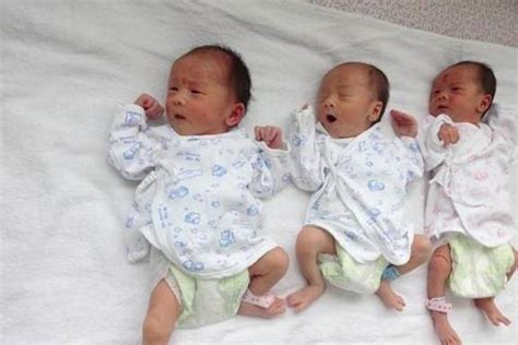 双胞胎孕妇快九个月了，身穿紧身衣，看了都羡慕！