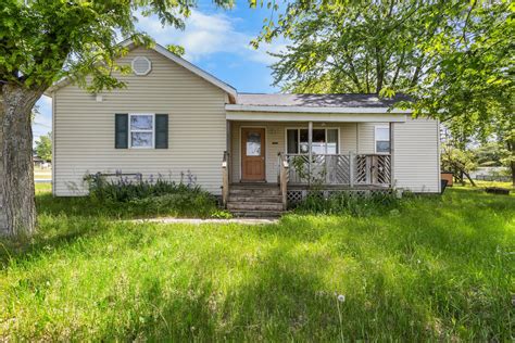 191 W Illinois St, Farwell, MI 48622 - See Est. Value, Schools & More