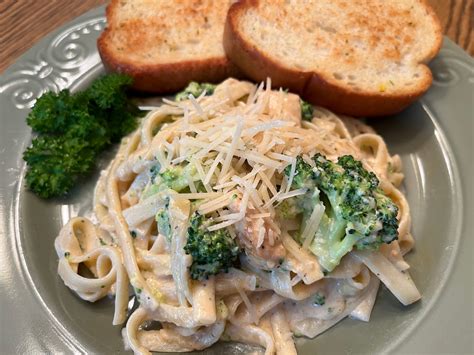 Chicken Fettuccine Alfredo With Broccoli