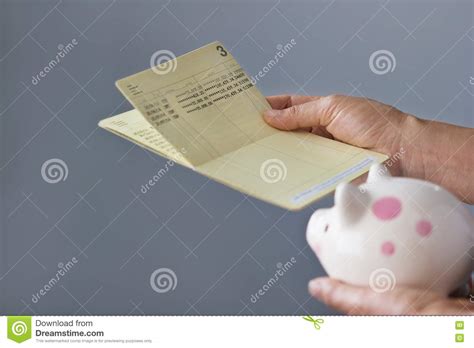人的举行的储蓄存款存款簿和存钱罐在手上 库存图片. 图片 包括有 - 76893791