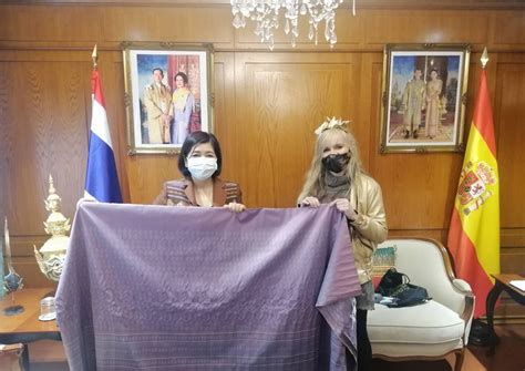 Ambassador of Thailand to Spain presented the Thai Madmee Silks “Khor ...