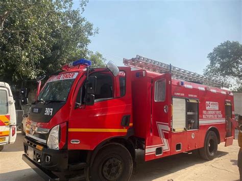 Fire Fighting Vehicles - SMALL FIRE TENDER Manufacturer from Faridabad