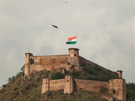 India at 75: 100-feet tall national flag hoisted at Hari Parbat Fort in ...