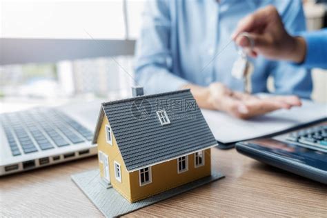 房屋模型与代理和客户讨论购买获得保险或贷款房地产高清图片下载-正版图片504545748-摄图网