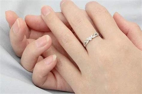 按照风俗戒指戴在中指什么意思 不同手指的含义 - 中国婚博会官网