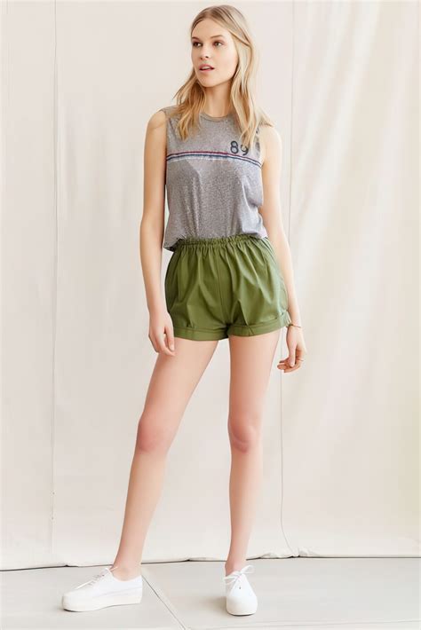 23 Olive Green Shorts Outfits For Ladies - Styleoholic