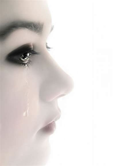 流泪的伤感图片，谁来拭去我伤心的泪水