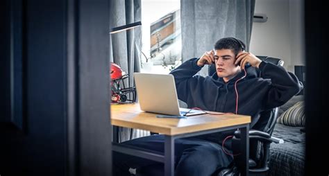 Athlete with Desktop Computer 的图像结果