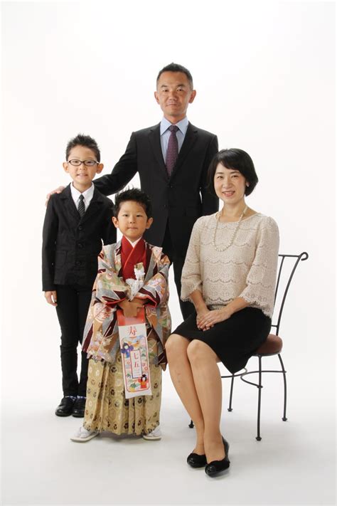 [B! ジョジョ] 「ジョジョ立ち」姿で七五三の家族写真 八王子の写真館が公開し話題に - 八王子経済新聞