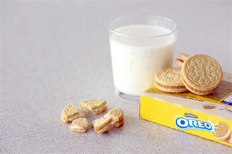 ternopil, ucrania - 28 de mayo de 2022 galletas oreo doradas crujientes ...