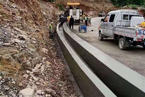 矩形高速公路排水沟滑模机两种行走模式_混凝土