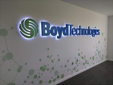 Backlit Building Signage 的图像结果