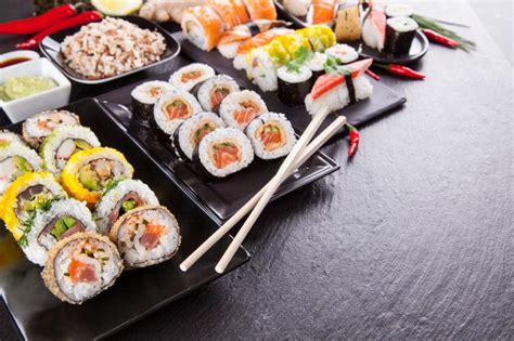 盘子里的寿司图片-使用筷子夹住盘子里的寿司素材-高清图片-摄影照片-寻图免费打包下载