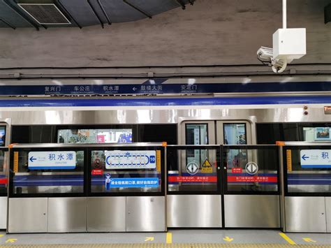 北京地铁 2 号线一乘客翻入轨道，现已身亡，此事反映出地铁设计或管理方面存在哪些安全隐患？ - 知乎