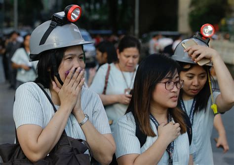 菲律宾一车超速行驶与大货车相撞 致14人死亡