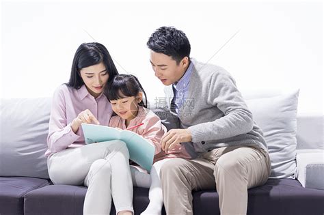 父母陪伴孩子学习高清图片下载-正版图片500771794-摄图网