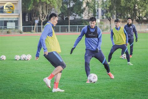 河南嵩山龙门足球队球员目前正在上海进行集训__财经头条