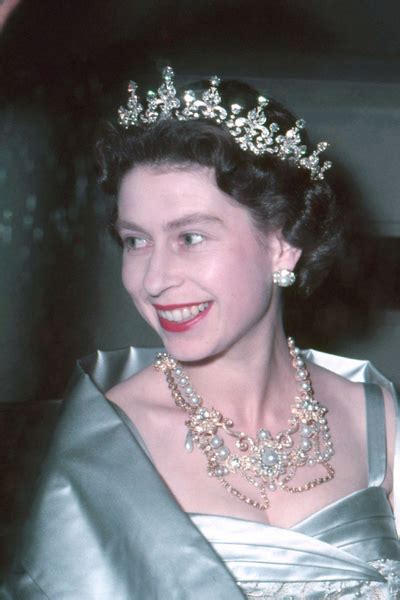 这是年轻时的英国女王伊丽莎白二世，带你看王者的成长之路
