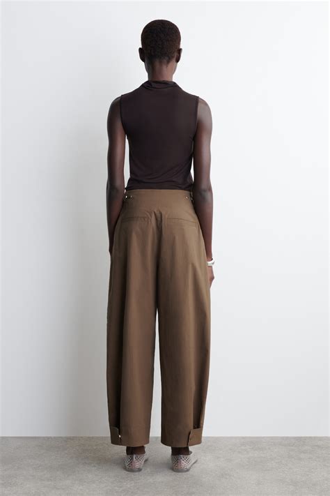 COTTON BARREL-LEG PANTS - BROWN | COS