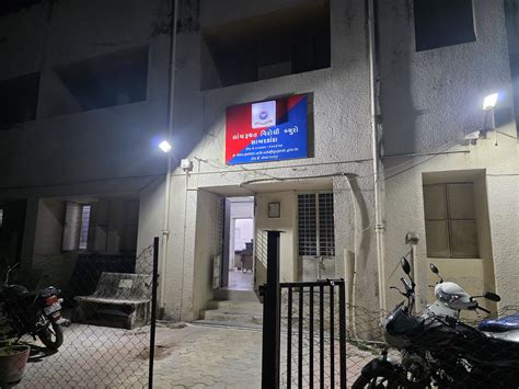 Female operator of Food and Drugs office in Himmatnagar caught taking bribe