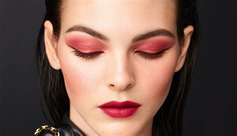 6 Tips To Apply Eyeshadow Like a Pro - lifeberrys.com