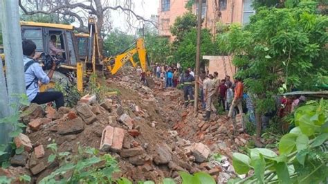 Wall collapses in Noida Sector-21, 4 laborers killed, rescue operation ...
