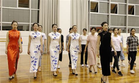 15张从晚清到近代的旗袍走秀图 带你领略中国传统服饰文化魅力