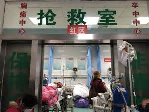 探访武汉定点收治医院：有患者一床难求，医生称正抓紧腾房_向凯