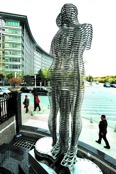 武汉街头现“钢铁男女”雕塑 会自动拥抱接吻_大楚网_腾讯网