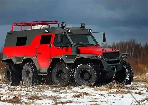 俄罗斯推出8X8的8轮越野救护车，网友：毛子造的车确实够狠！_腾讯新闻