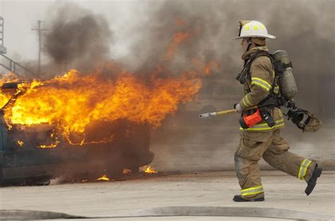 消防队伍图片-消防车背景前的微笑的消防员素材-高清图片-摄影照片-寻图免费打包下载