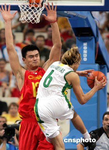 求北京奥运会篮球比赛视频-谁有北京奥运会中国男篮打美国男篮的比赛视频，有的求给我...