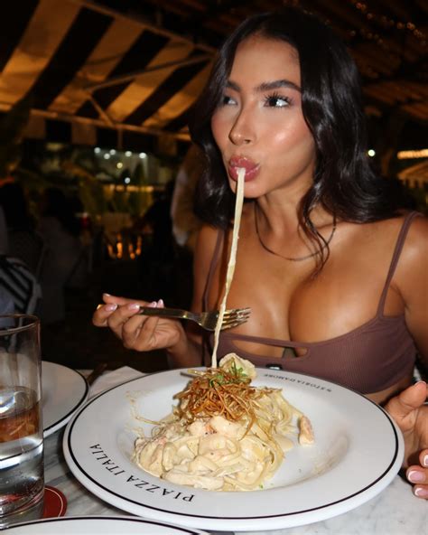 Daniela antury | Así sonó marzo… 🩷🥰 | Instagram