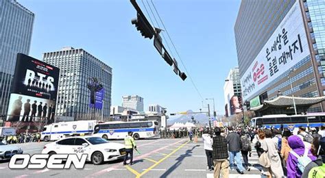 [Photo] Fans gather at Gwanghwamun Square as BTS arrives - CHOSUNBIZ